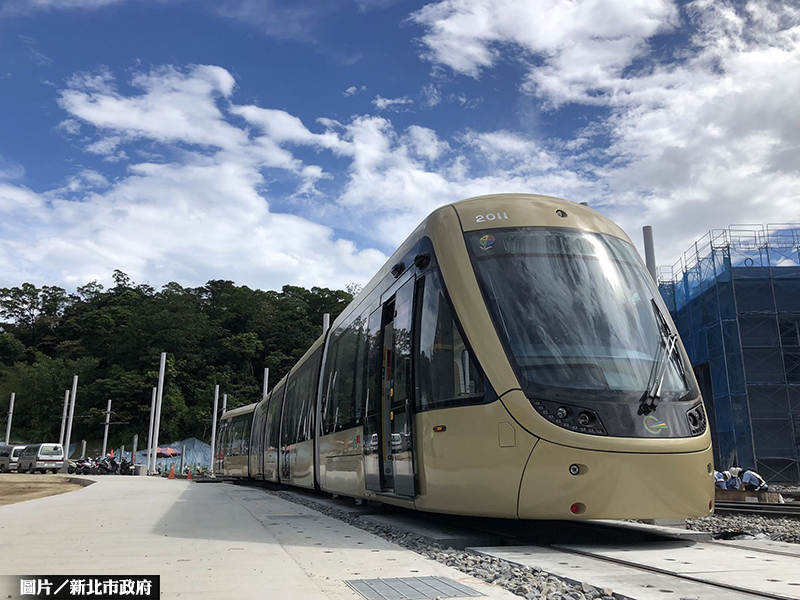 拚明年底通車 安坑輕軌首輛列車進駐機廠