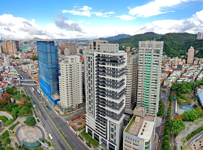 【文/惟馨周報】新店位於新北市南部，北側隔著景美溪與台北市文山區相望，東、南兩側分別與石碇、烏來相鄰，西側從北到南依次與永和、中和、土城和三峽相鄰，屬於台北都會區的衛星城市之一，總人口數近30萬人，是新北市人口第5大區，總面積12,023公頃，全區有新店溪由南往北流經，將區內土地分為東、西兩半，該區商業及行政機能主要集中在新店溪東岸。