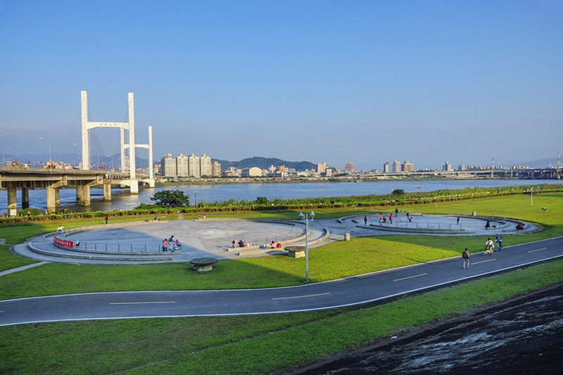 水岸河濱公園綠意紛然